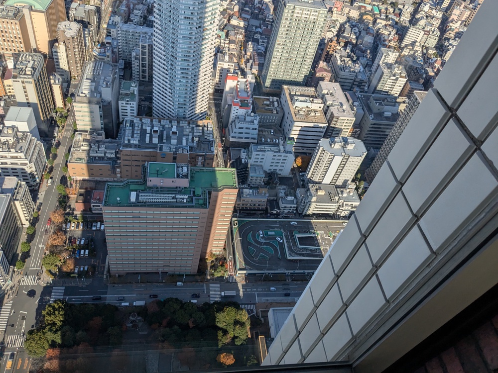 サンシャインから見下ろした景色。ビル群のなかに屋上に設置された教習所コースが見える